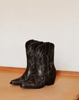 Botas de moda en color negro Botas vaqueras de mujer botas vaqueras de piel botas vaqueras negras mujer outfits con botas negras Botas negras con flecos Bota Negras Botas de moda en color negro Botas vaqueras de mujer Cowboyboots