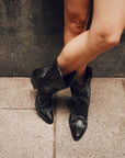 Botas de moda en color negro Botas vaqueras de mujer botas vaqueras de piel botas vaqueras negras mujer outfits con botas negras Botas negras con flecos Bota Negras Botas de moda en color negro Botas vaqueras de mujer Cowboyboots