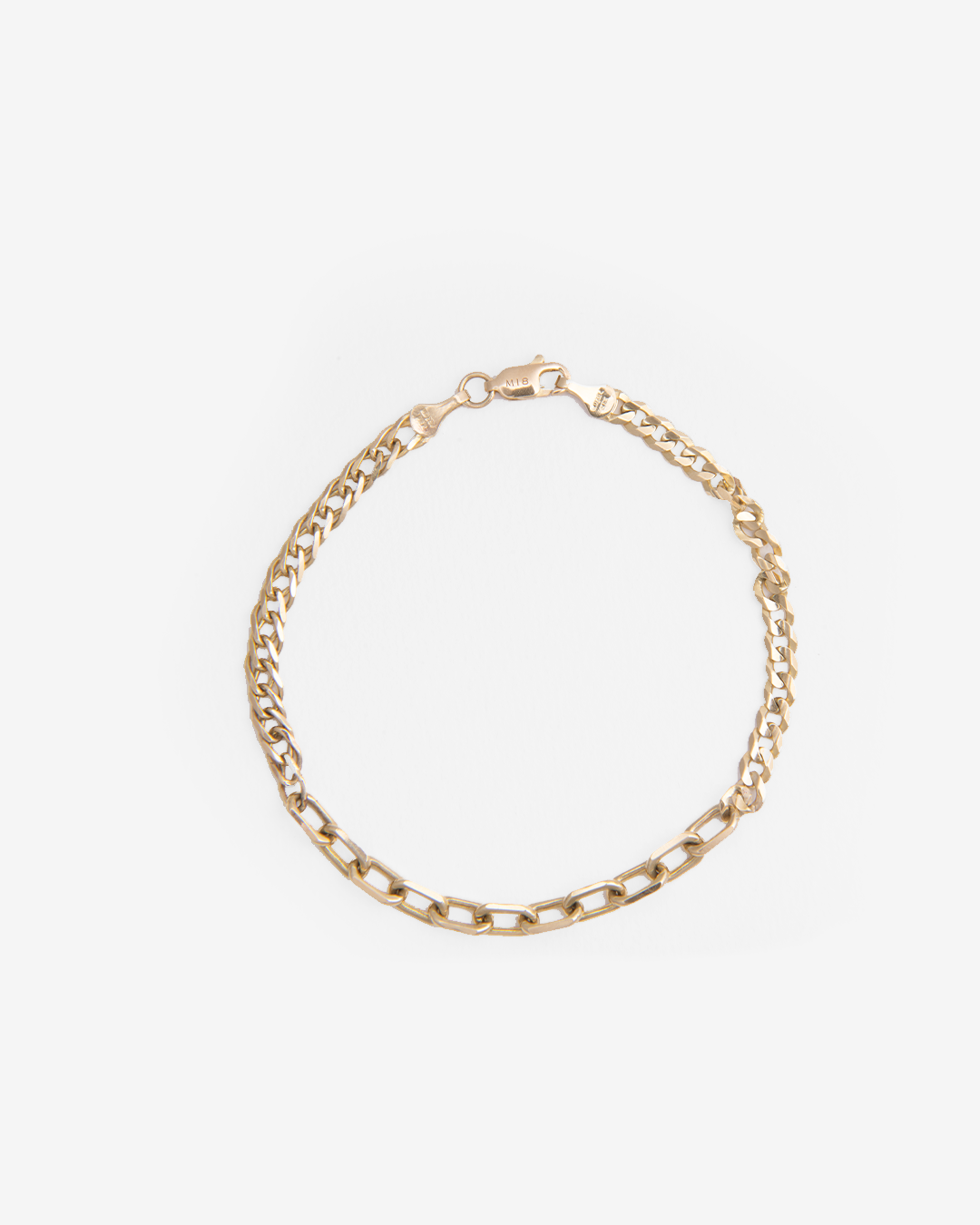 Pulsera de oro amarillo de 10 quilates con diseño de doble cadena, que combina eslabones tipo cubana y tipo clip. Fotografía de producto sobre fondo blanco con vista superior que resalta el acabado pulido y el broche grabado con la marca M18.