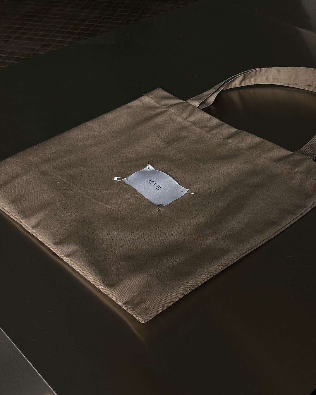 Tote bag de tela diseñada para hombres y fabricada por M18 en México.